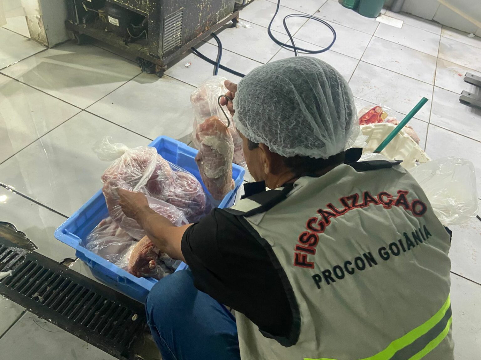 Procon Goiânia autua supermercado por venda de carnes vencidas e açougue em situação insalubre